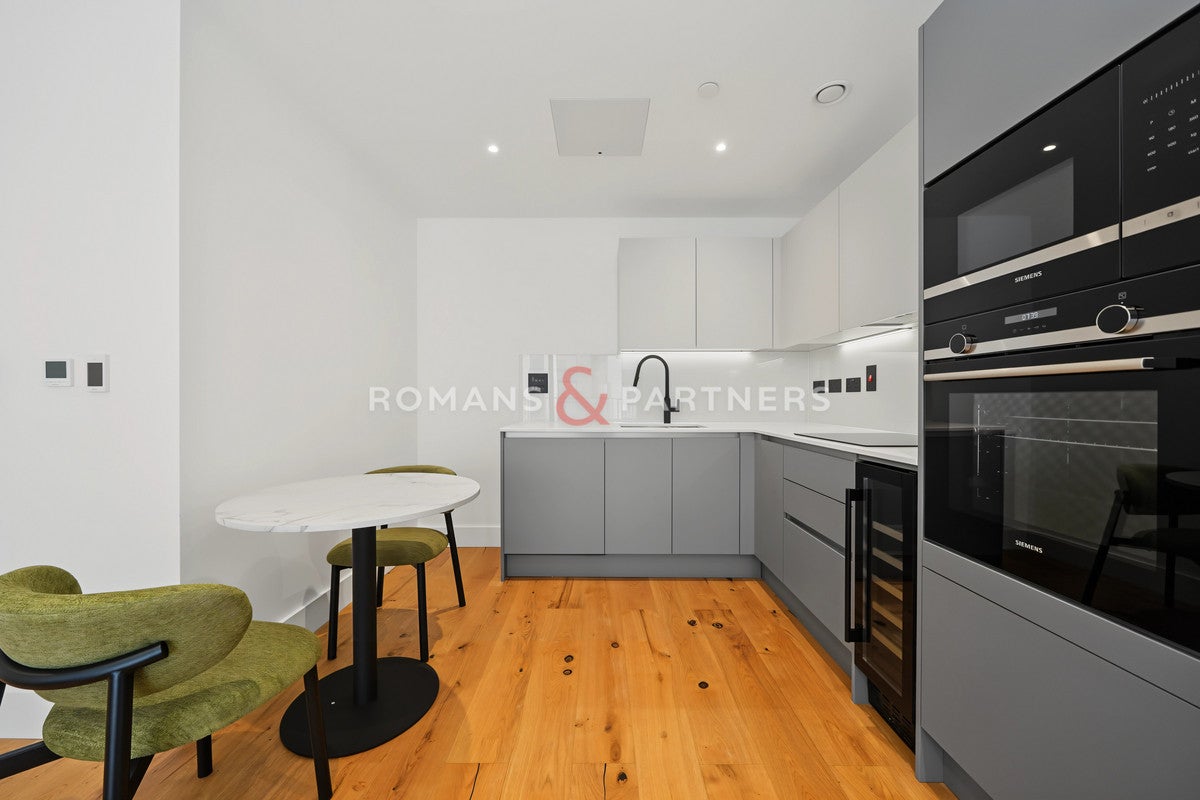 Flat Worgan Street in Greater London