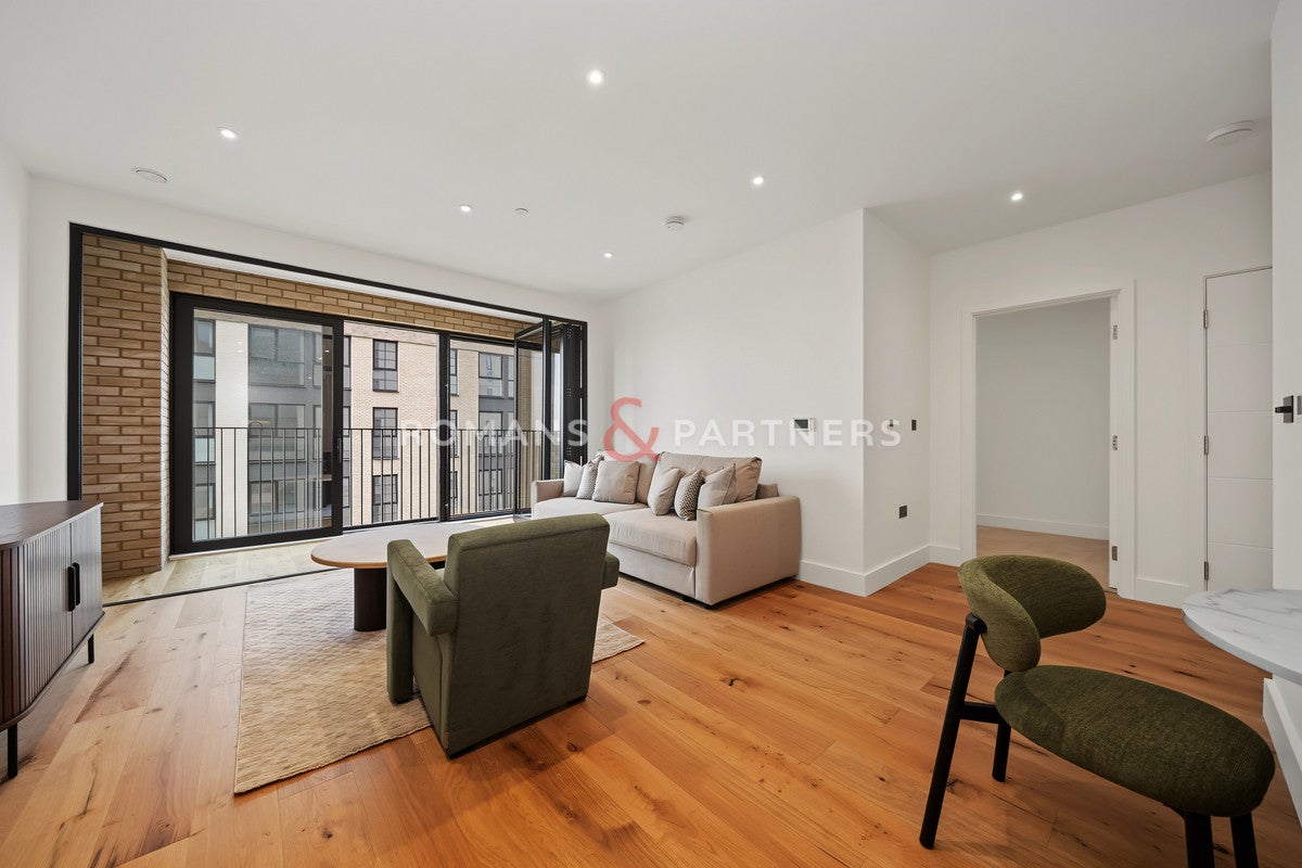 Flat Worgan Street in Greater London