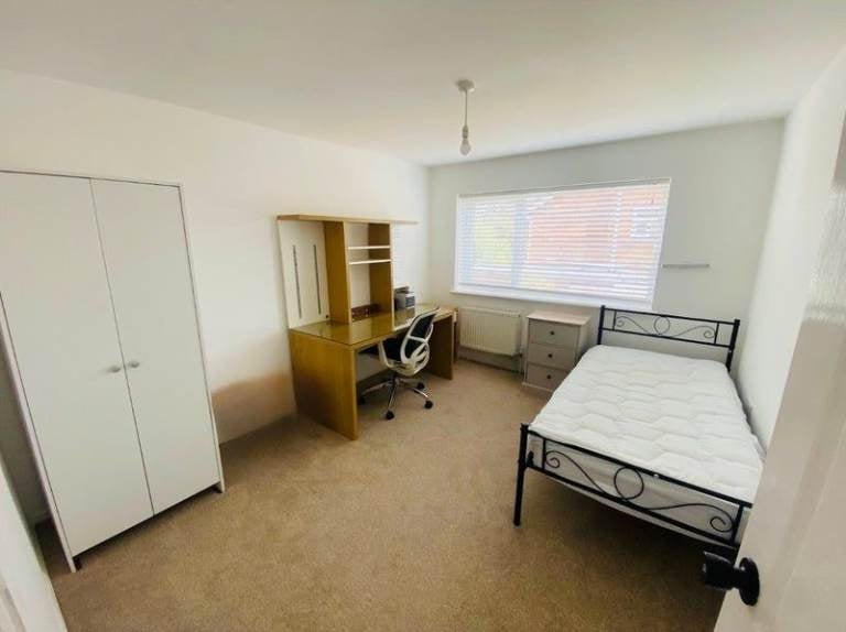 Room Martin Rise in Metropolitan Borough of Solihull