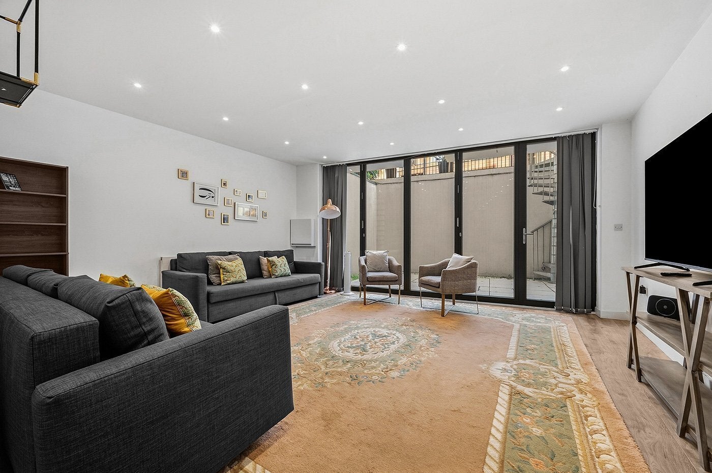 Flat Grange Road in Greater London