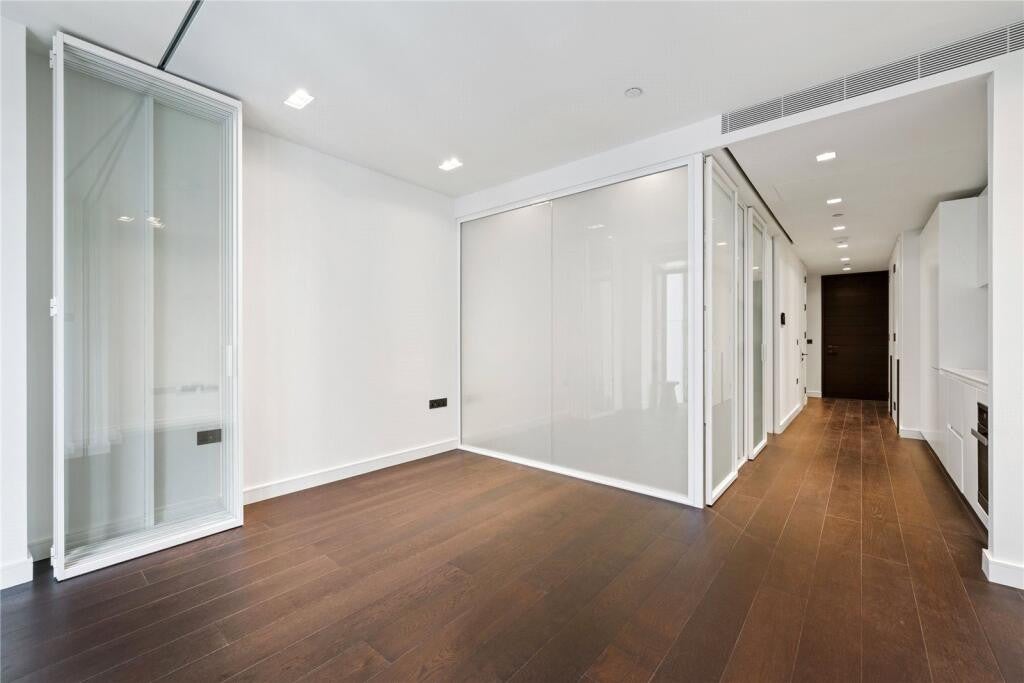 Flat Greenham Close in Greater London