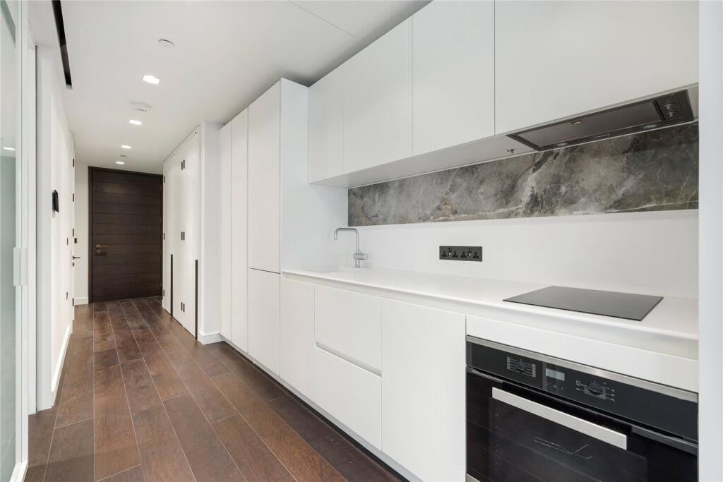 Flat Greenham Close in Greater London