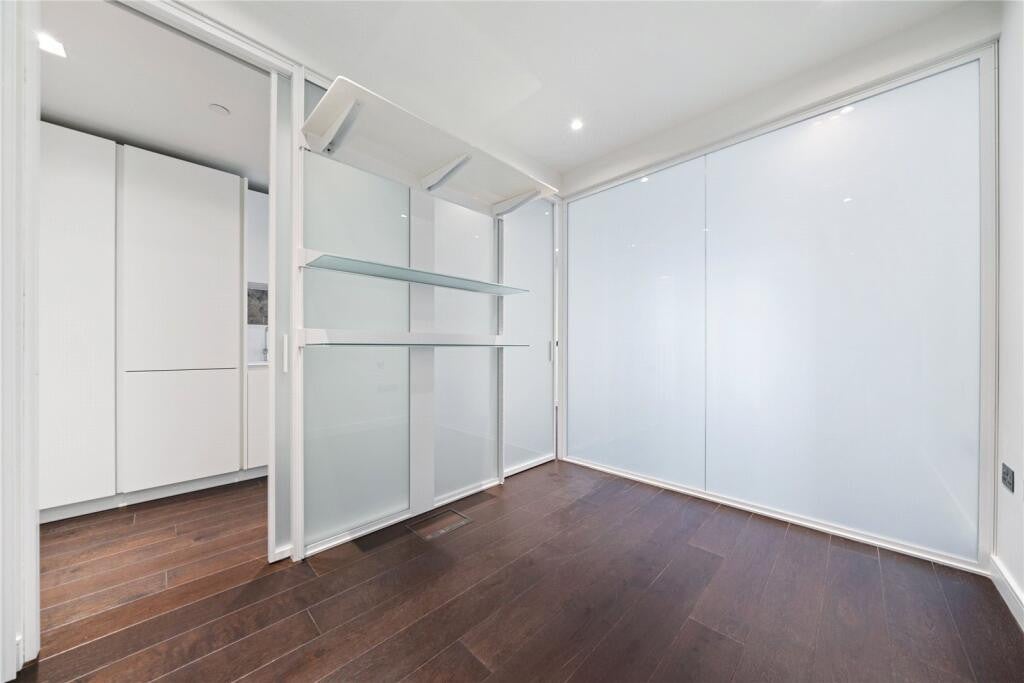 Flat Greenham Close in Greater London