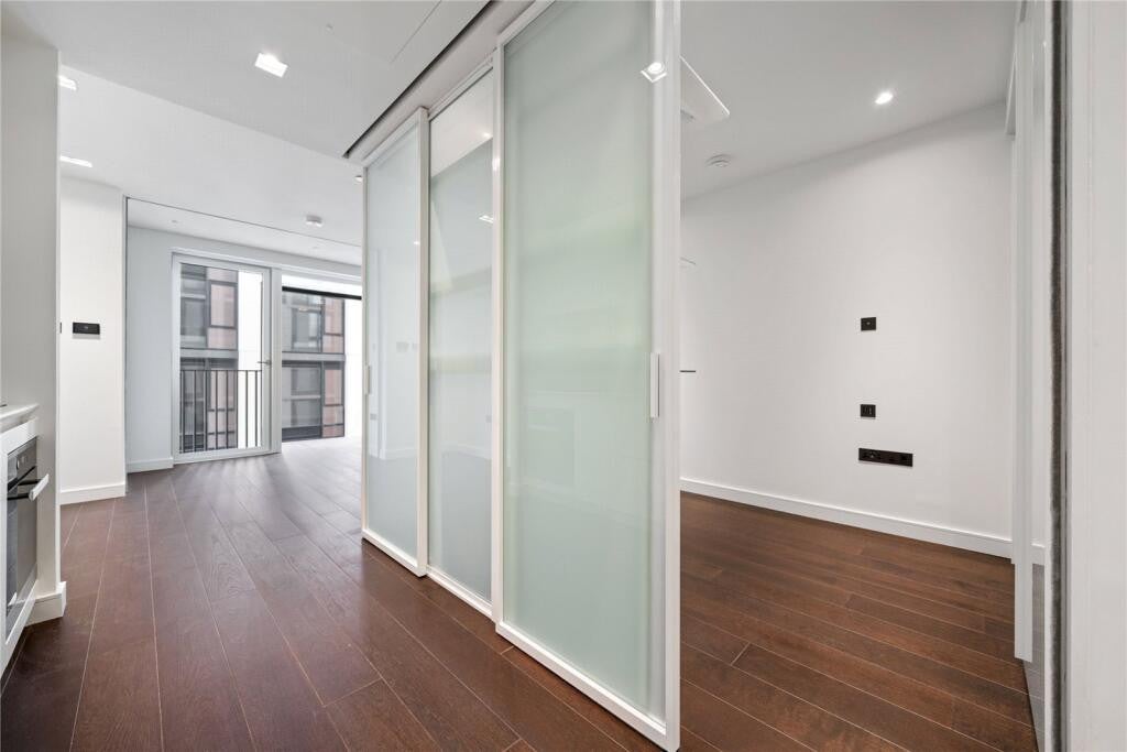 Flat Greenham Close in Greater London