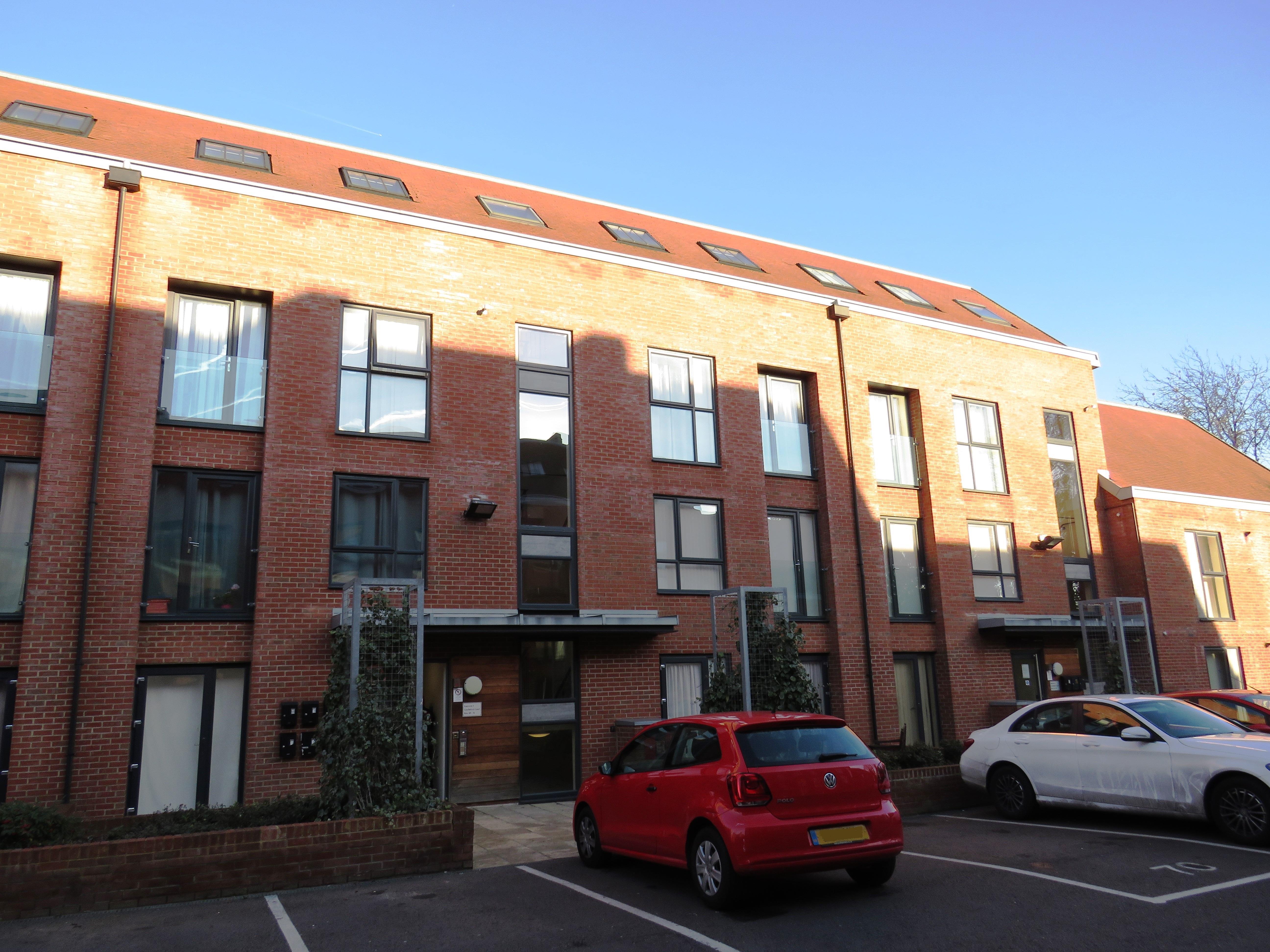 Flat Candleford Court in Buckingham