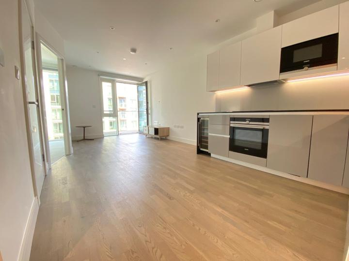 Flat Juniper Drive in Greater London
