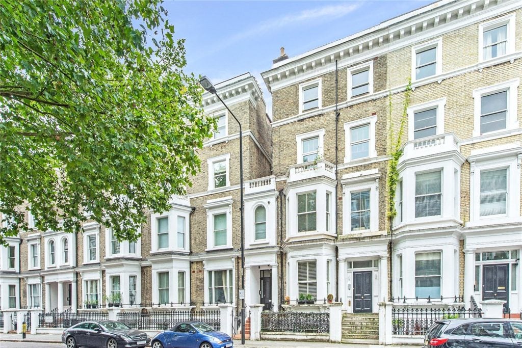 Flat Finborough Road in Greater London