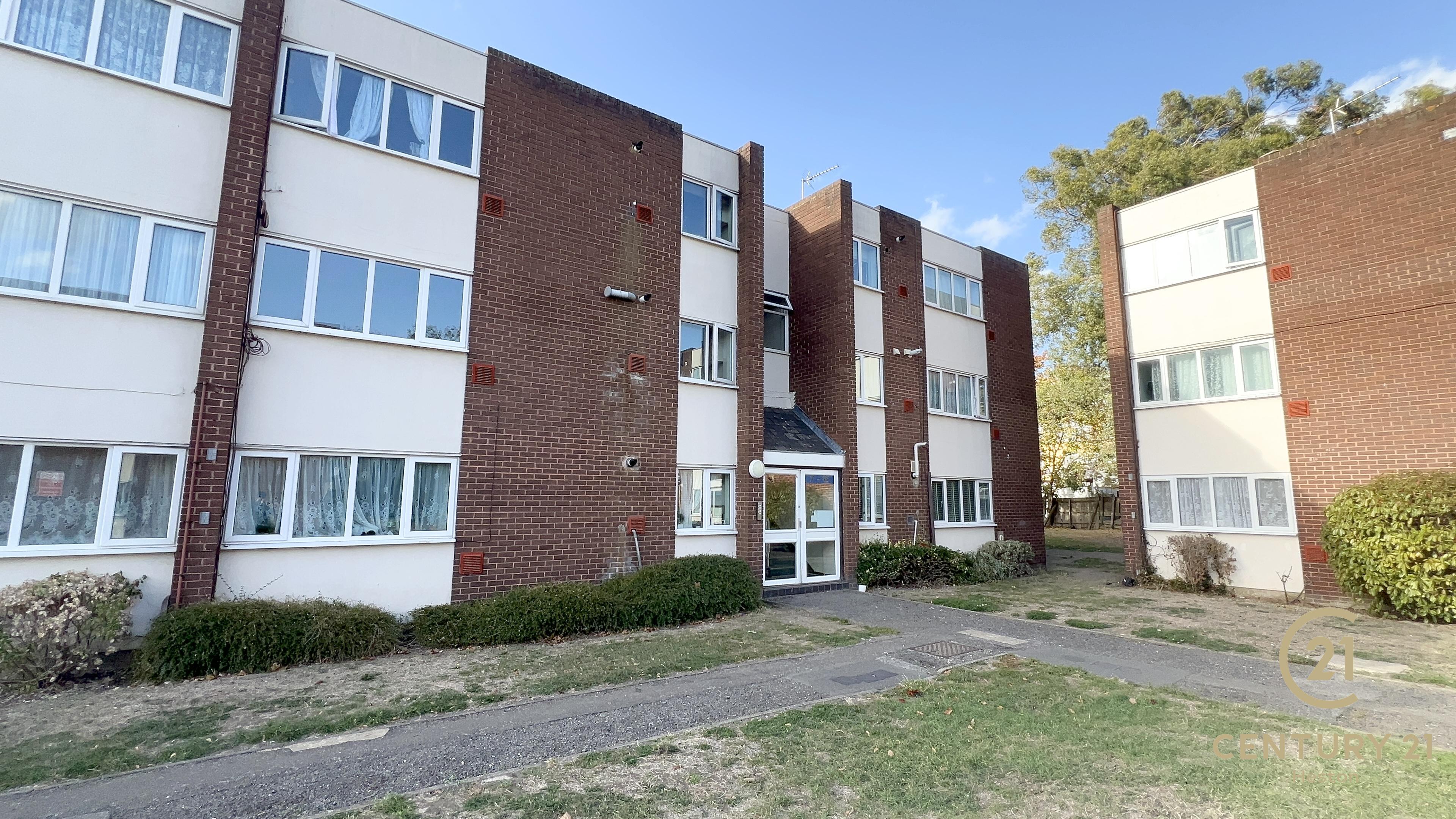 Flat Sandown Close in Greater London