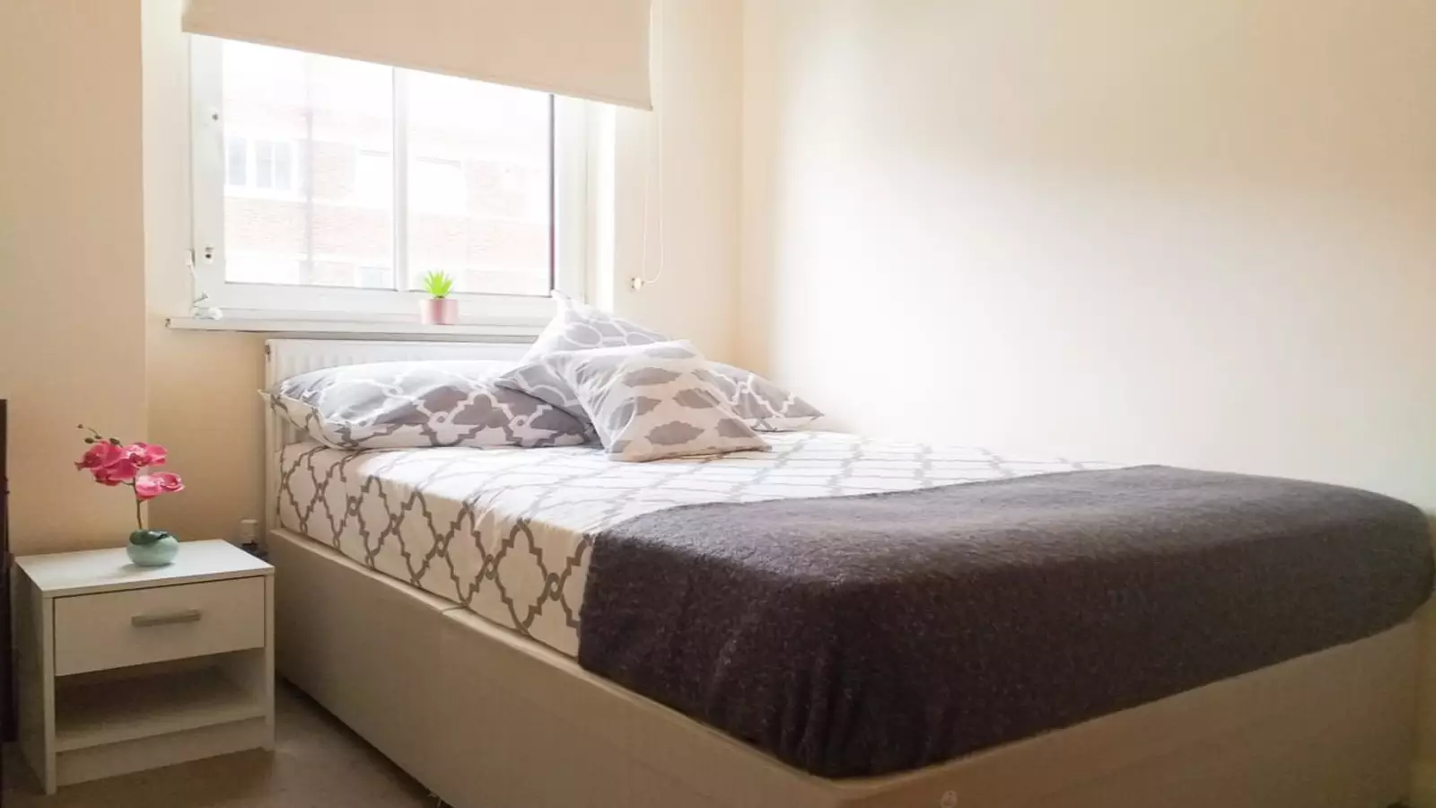 Flat Sweeney Crescent in Greater London