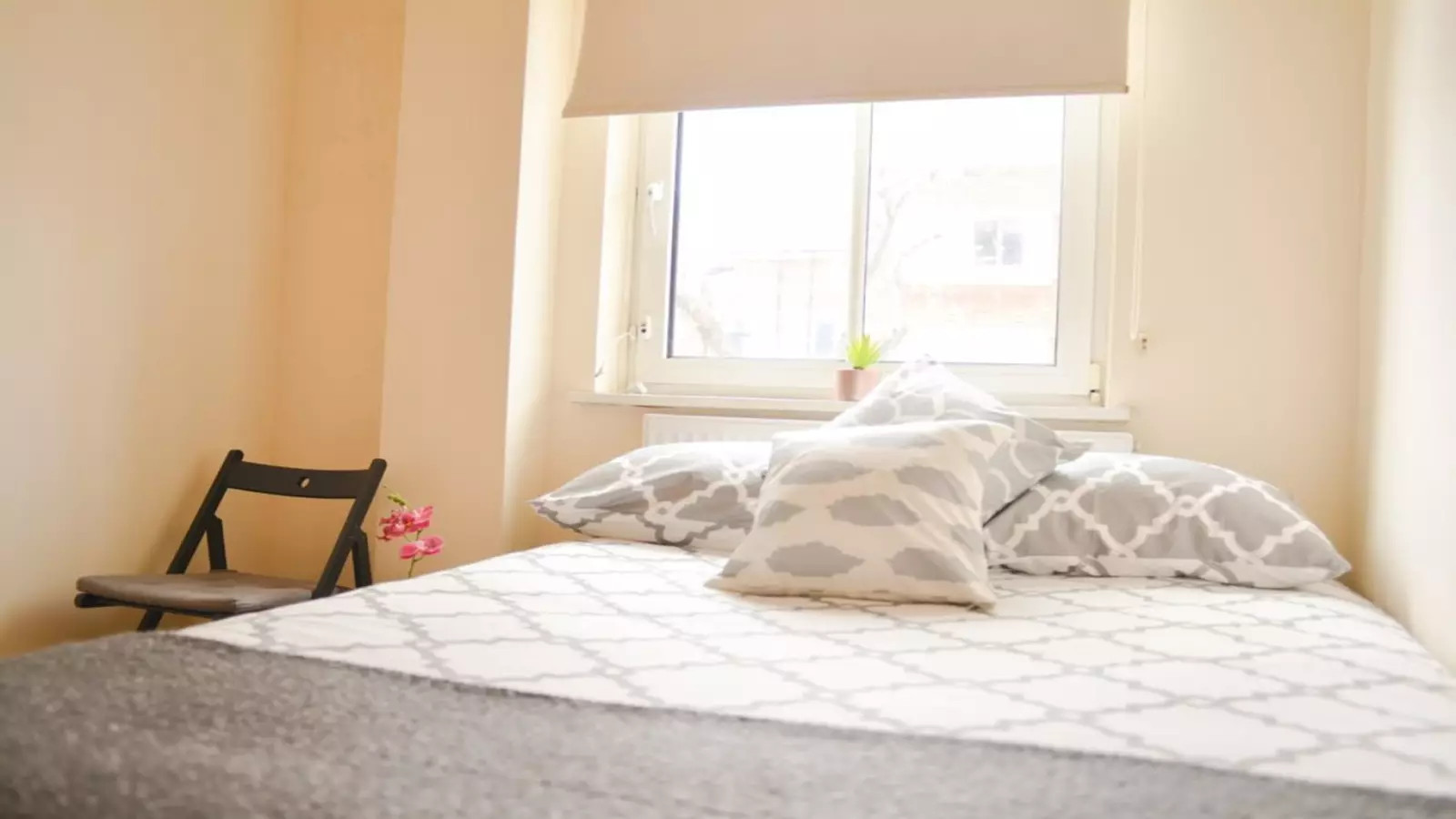 Flat Sweeney Crescent in Greater London