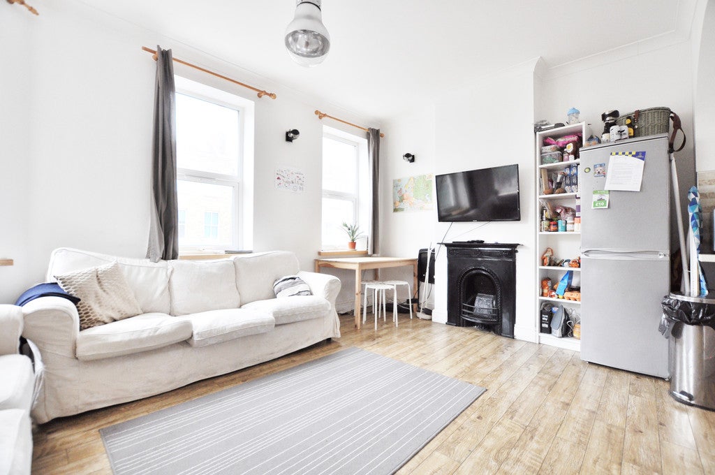 Flat Penton Street in Greater London