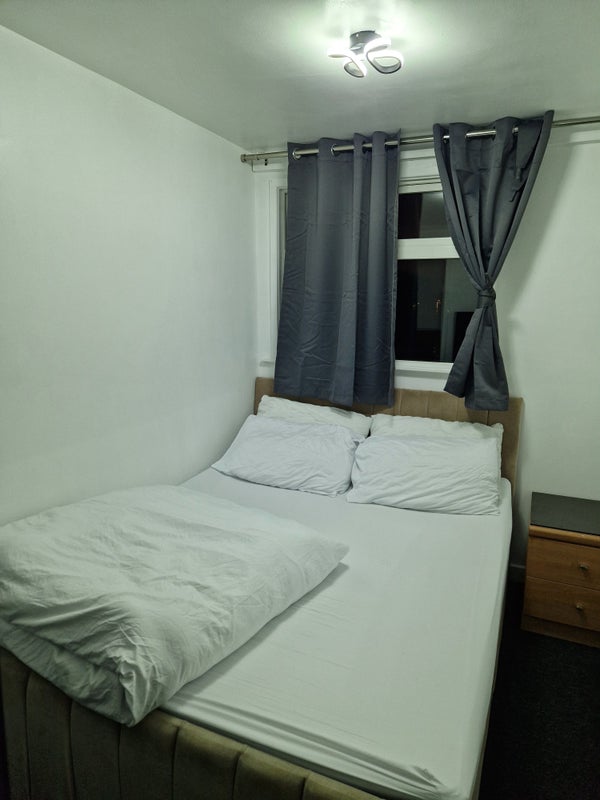 Room Cambridge Road in Tameside