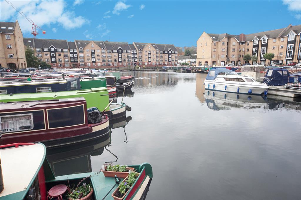 Flat Dickinson Quay in Dacorum