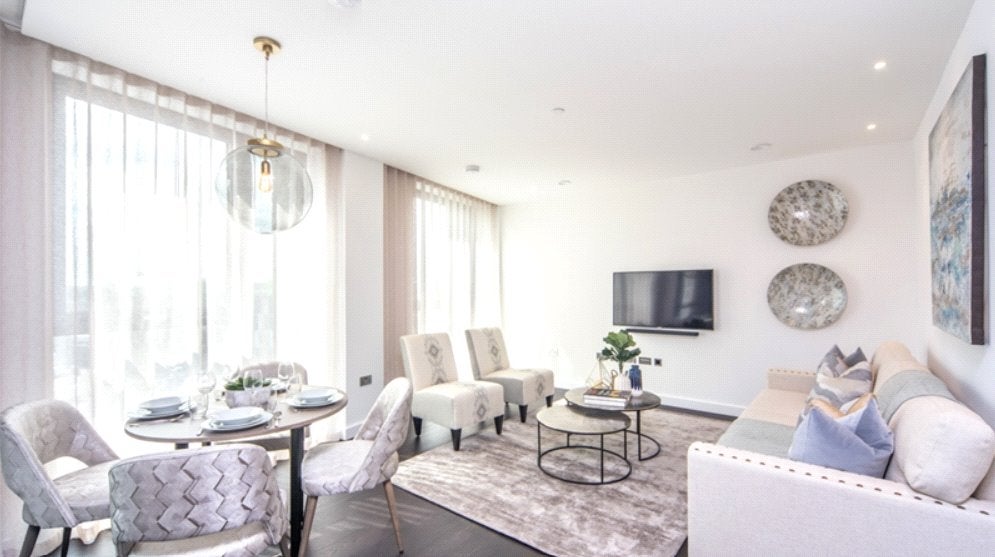 Flat Ponton Road in Greater London