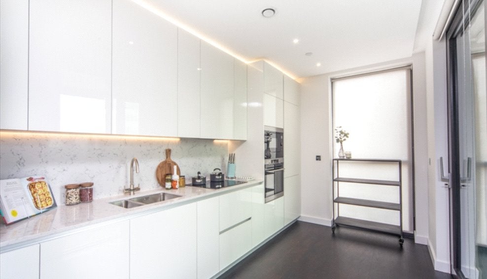Flat Ponton Road in Greater London