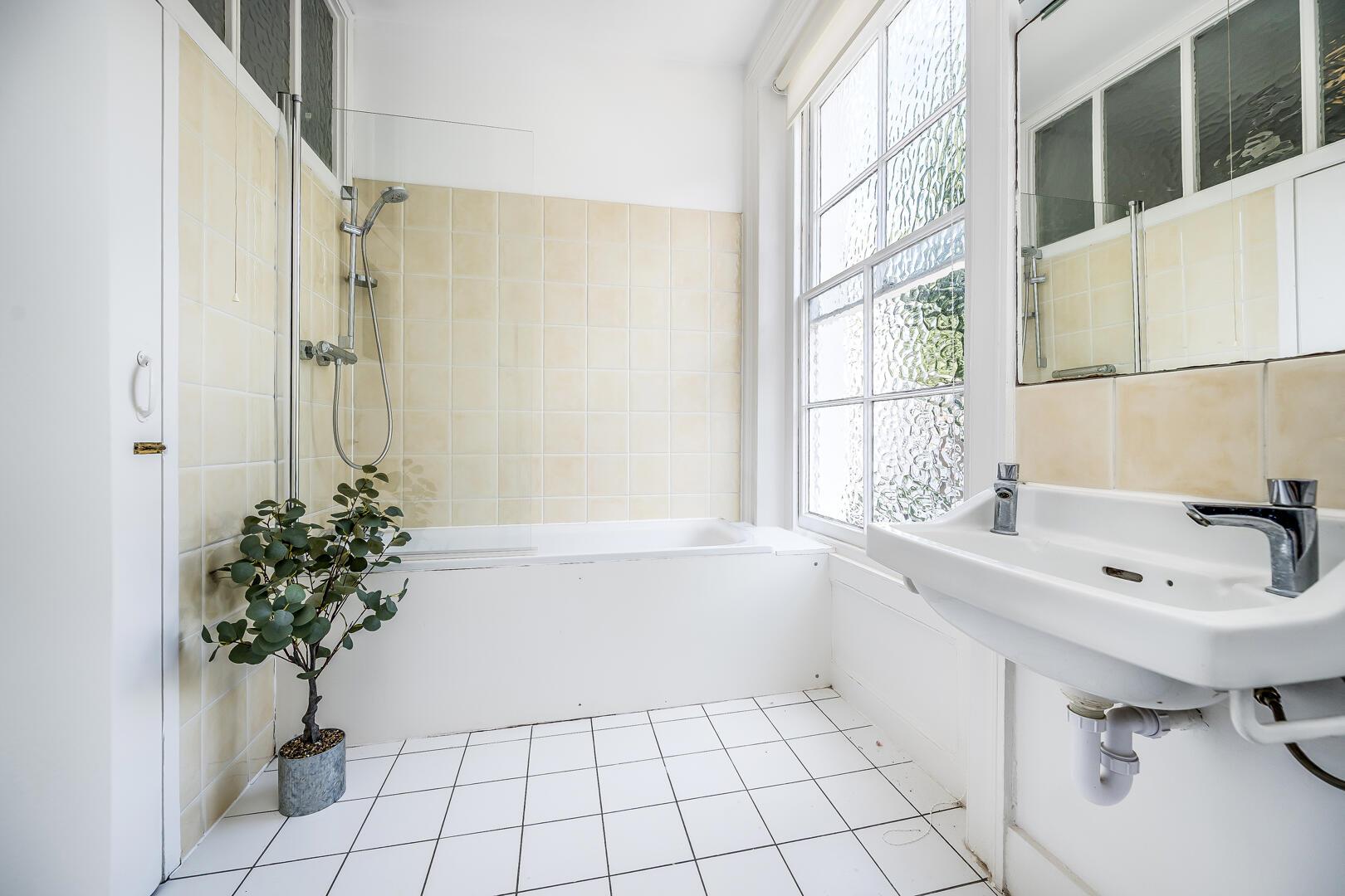 Flat Clarendon Road in Greater London