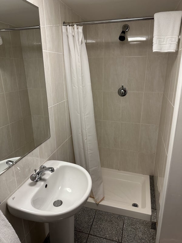 Room Wymers Wood Road in Slough