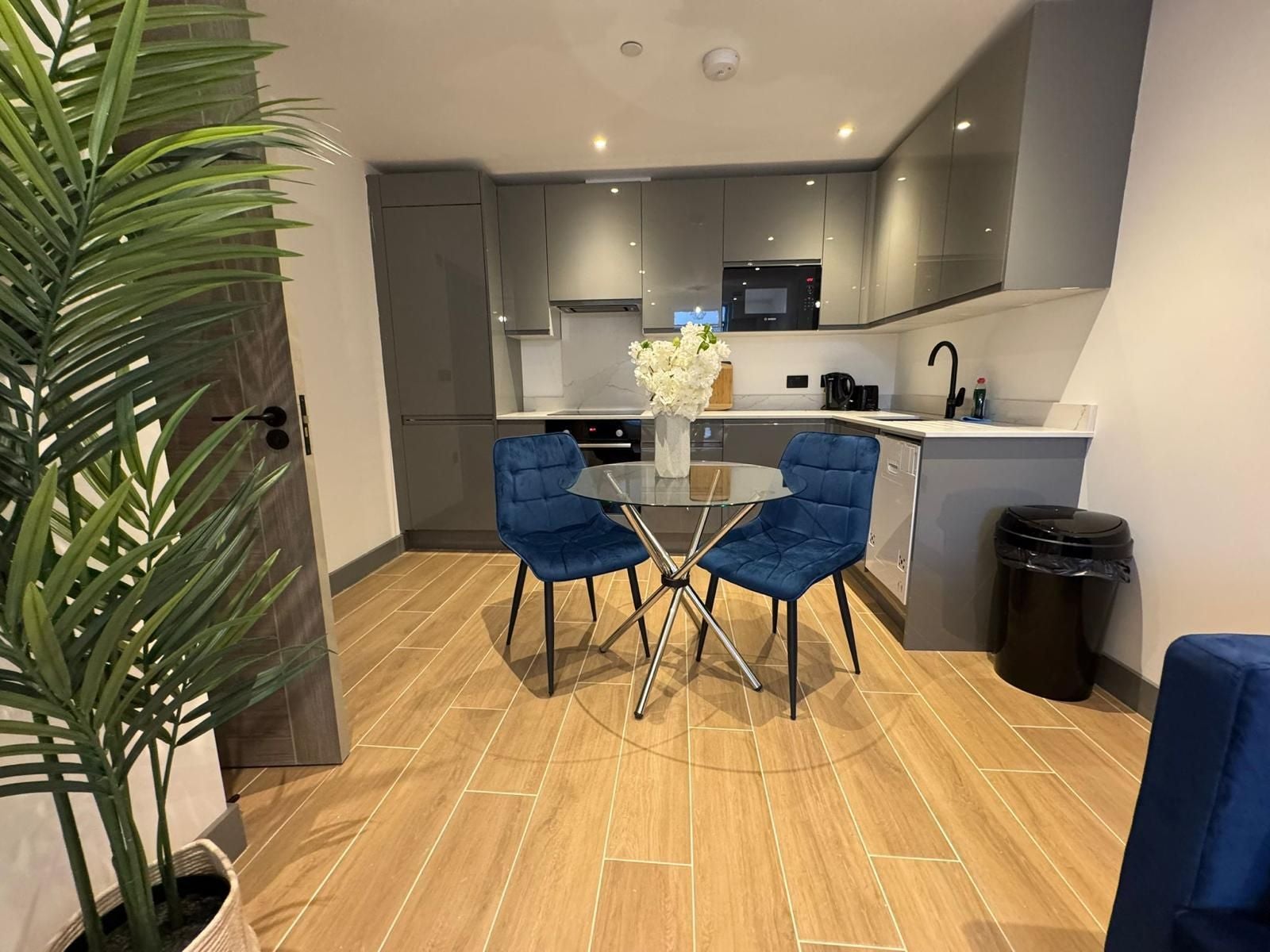 Flat Ballards Lane in Greater London