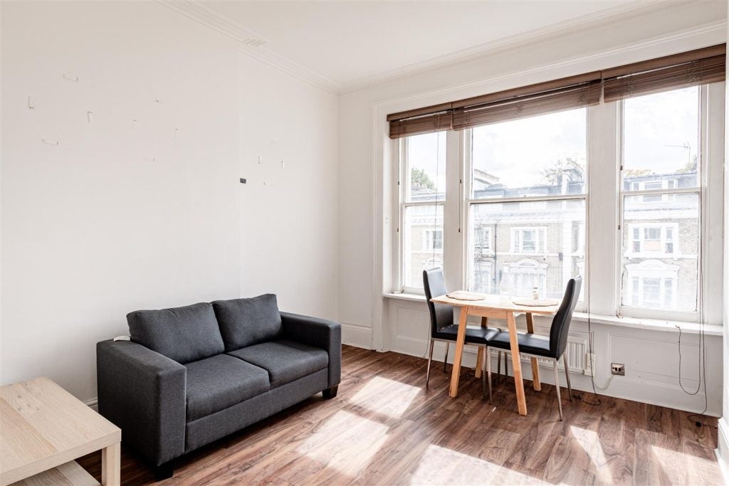 Flat Holland Road in Greater London