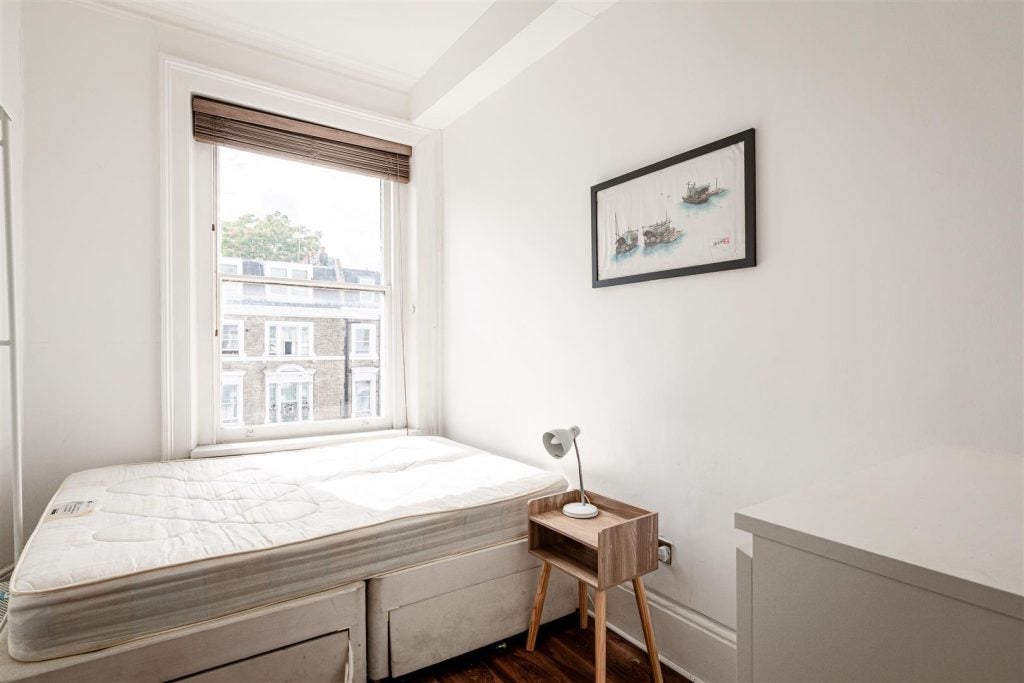 Flat Holland Road in Greater London