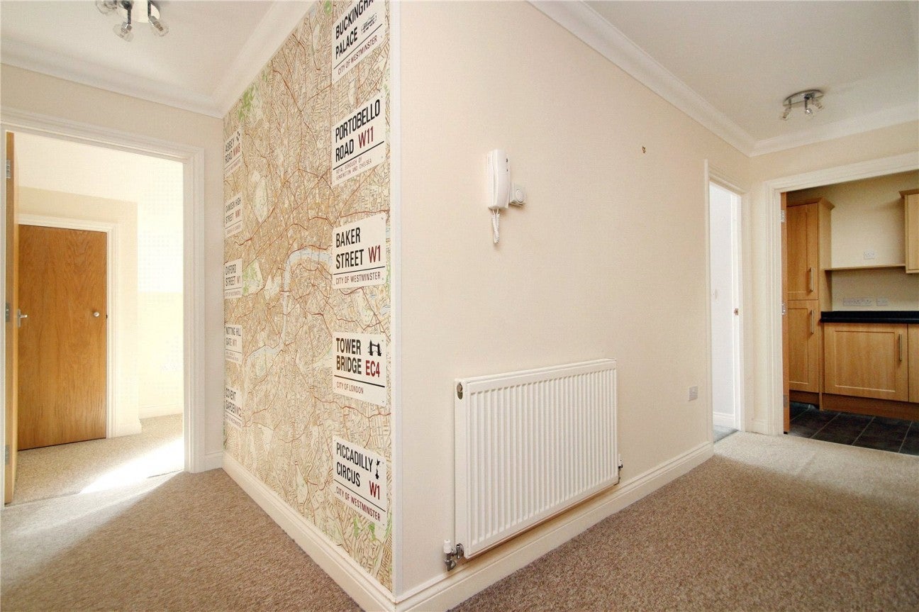 Flat Woodlands Avenue in Arun