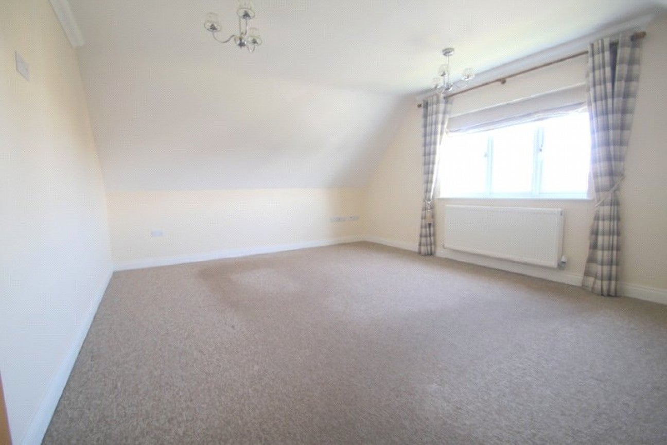 Flat Woodlands Avenue in Arun