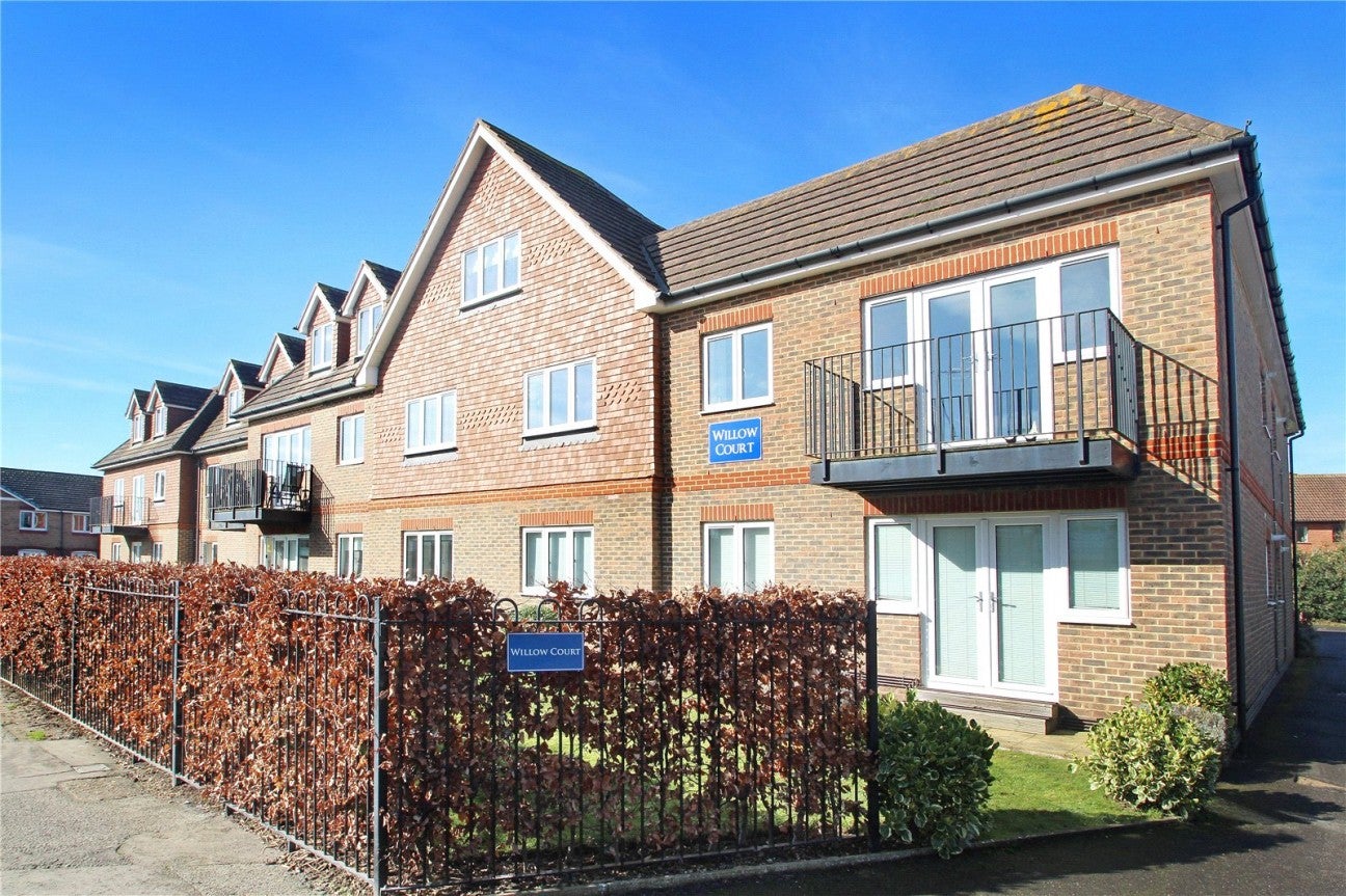 Flat Woodlands Avenue in Arun
