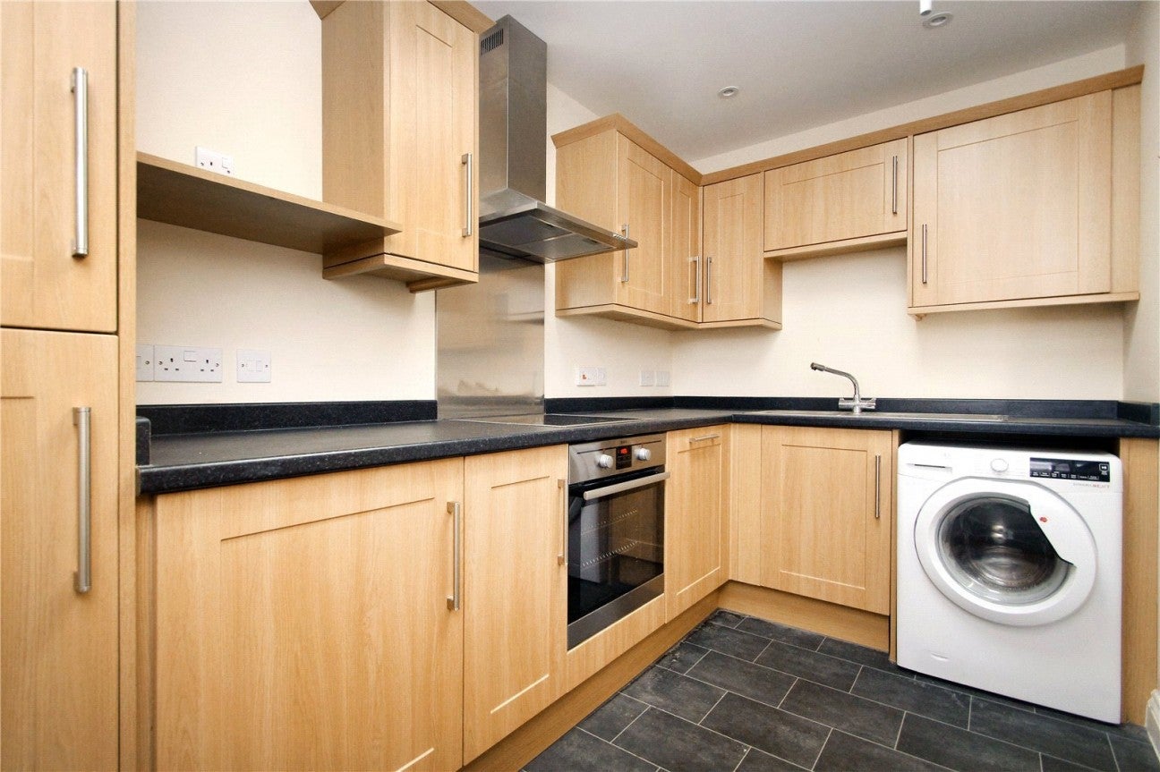 Flat Woodlands Avenue in Arun