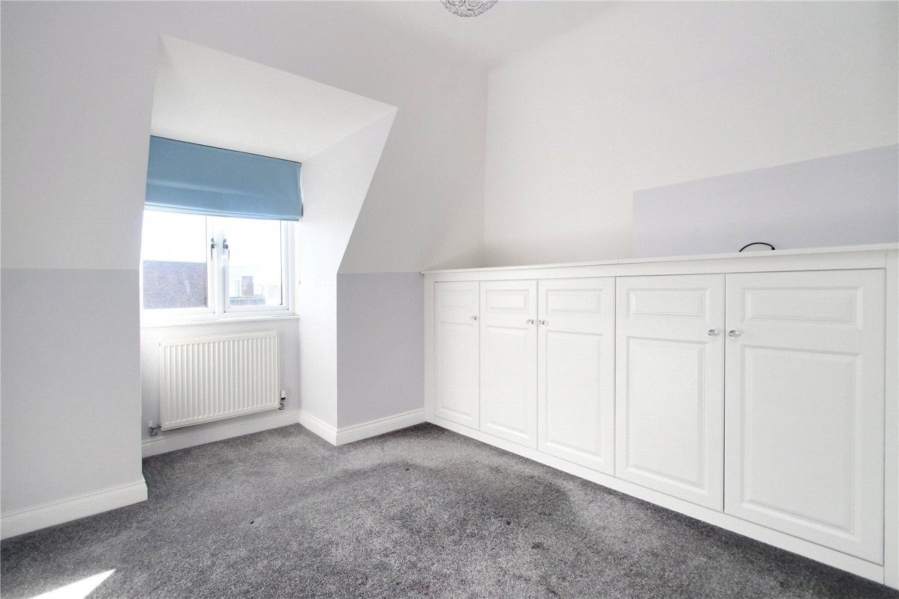 Flat Woodlands Avenue in Arun