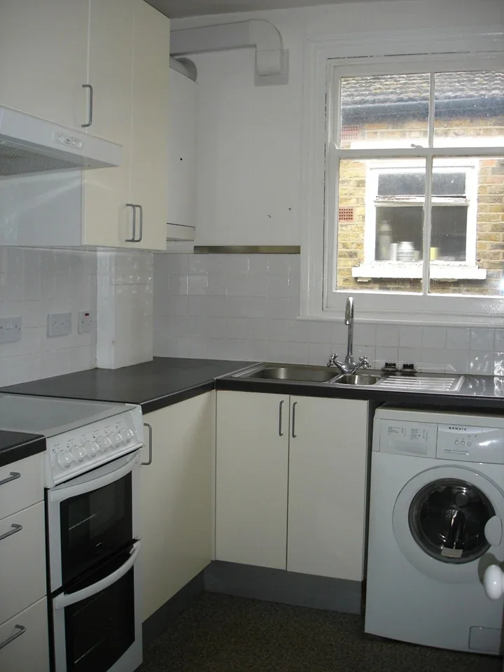 Flat Aspinall Road in Greater London