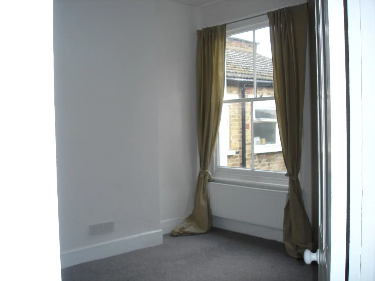 Flat Aspinall Road in Greater London