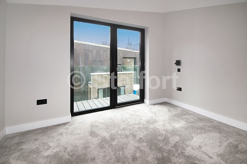 Flat Crownage Close in Greater London