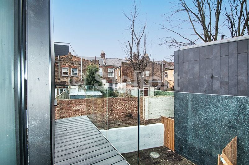 Flat Crownage Close in Greater London