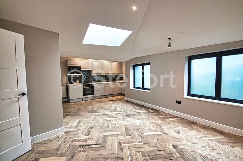 Flat Crownage Close in Greater London