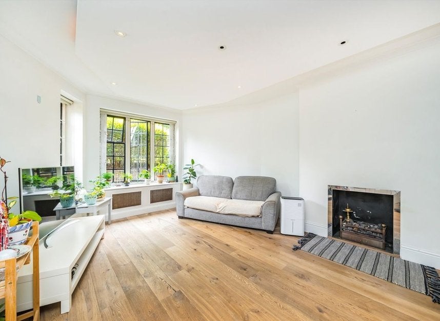 Flat Manor Fields in Greater London