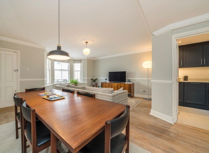 Flat Chesterton Road in Greater London