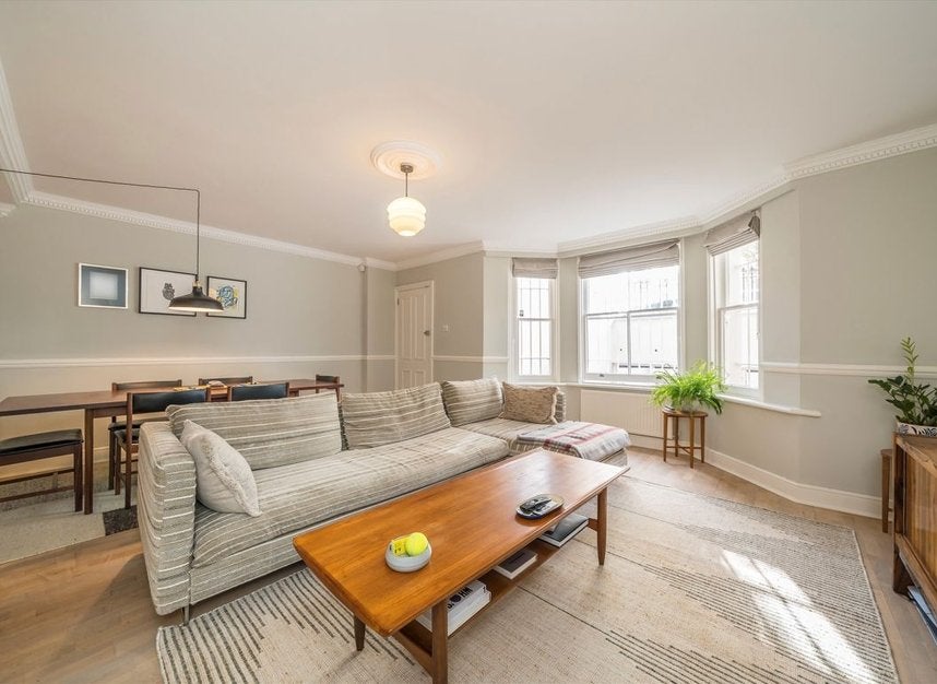 Flat Chesterton Road in Greater London
