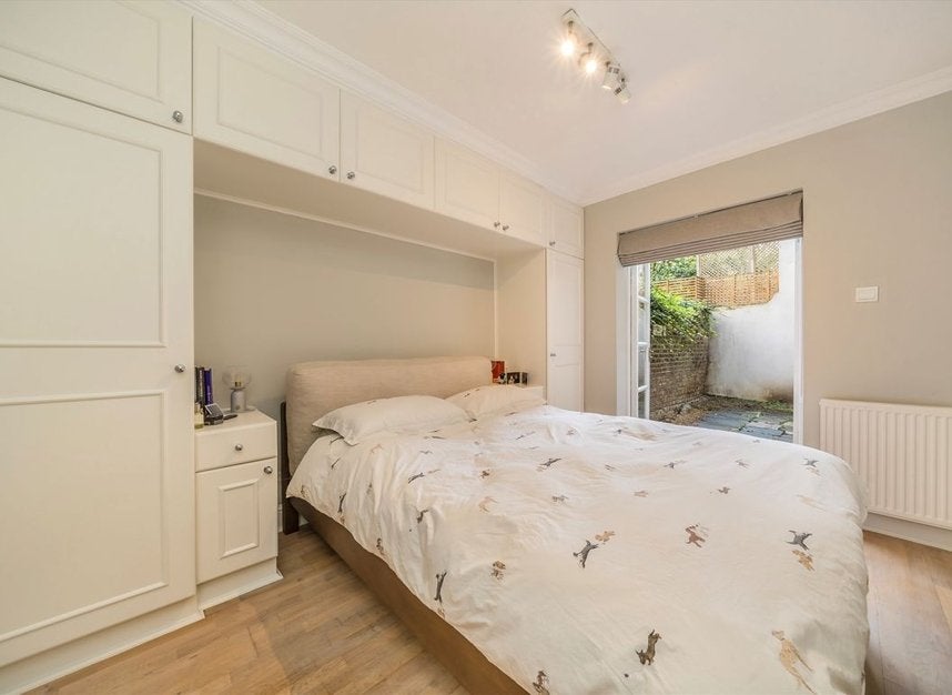 Flat Chesterton Road in Greater London