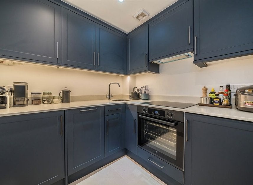 Flat Chesterton Road in Greater London