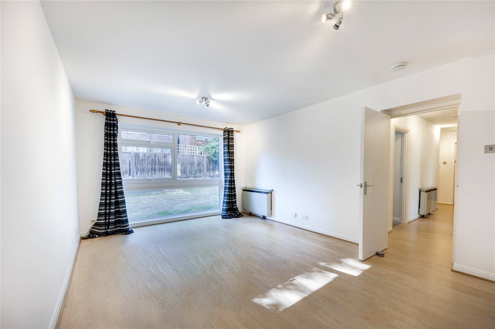 Flat Upper Richmond Road in Greater London
