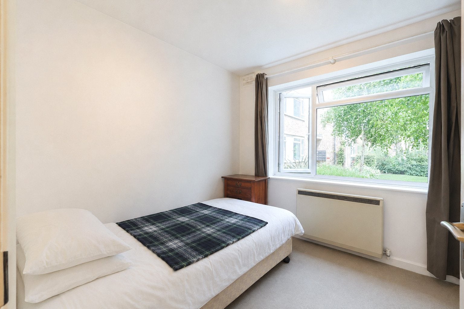 Flat Upper Richmond Road in Greater London