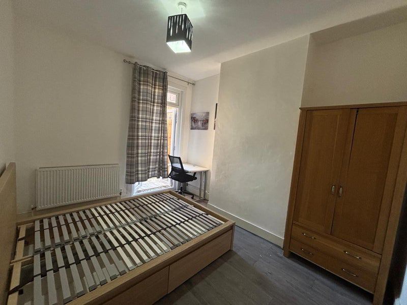 Room Plumstead High Street in Greater London