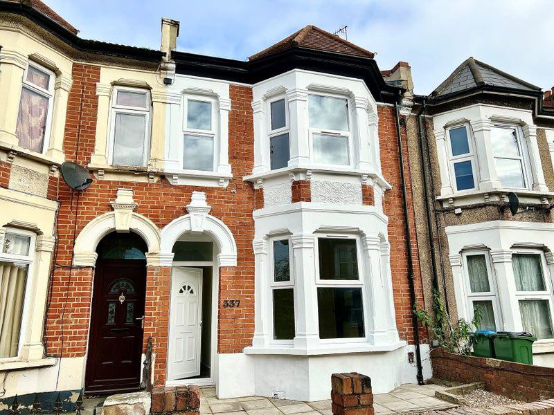 Room Plumstead High Street in Greater London