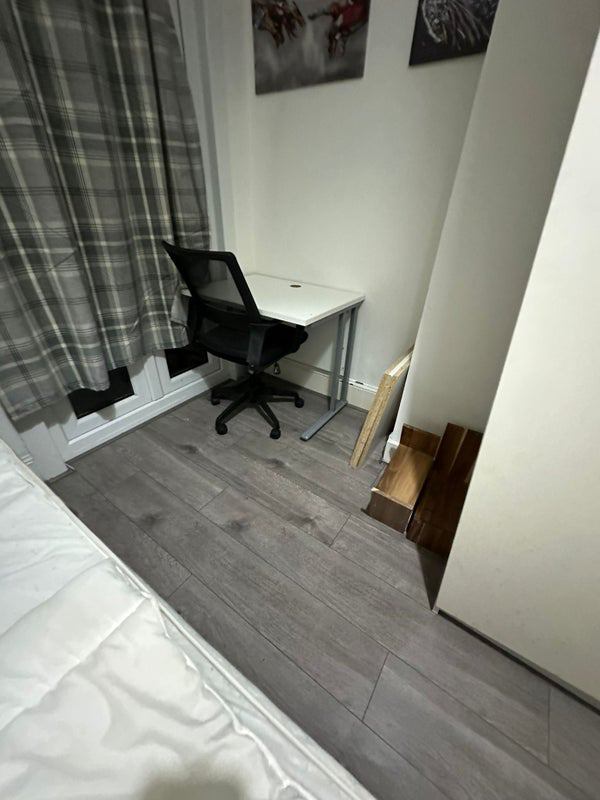Room Plumstead High Street in Greater London