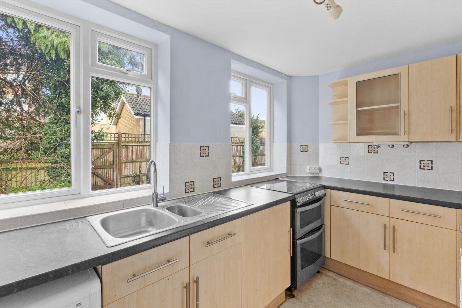 Flat Court Close in Downley
