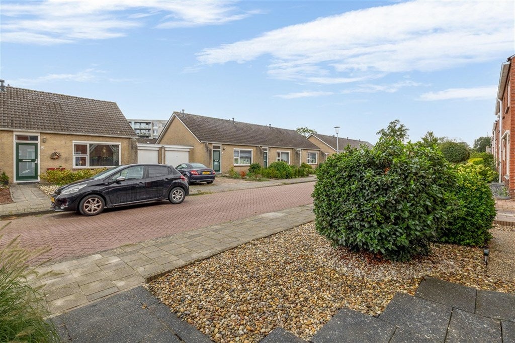 Twee-onder-één-kap te koop: Heemskerkstraat 84, Veendam