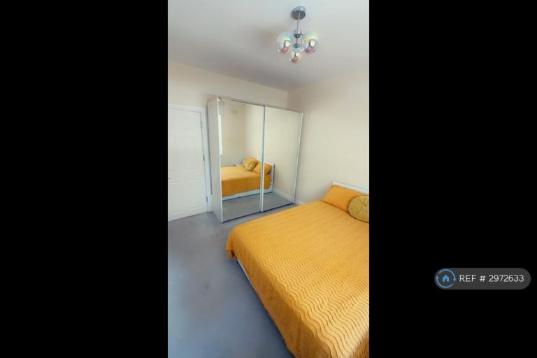 Room Ainsworth Way in Greater London