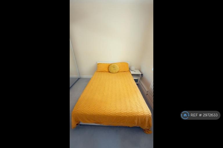 Room Ainsworth Way in Greater London