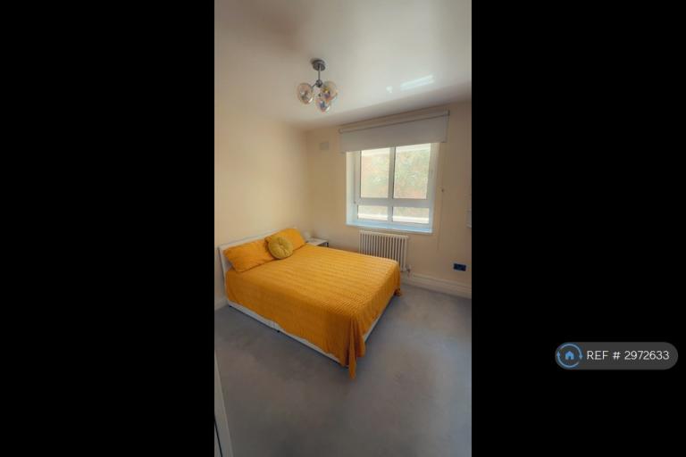 Room Ainsworth Way in Greater London