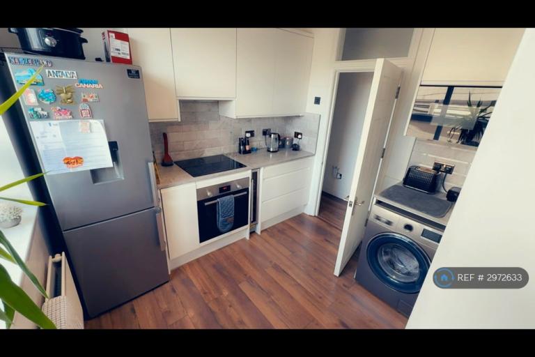 Room Ainsworth Way in Greater London